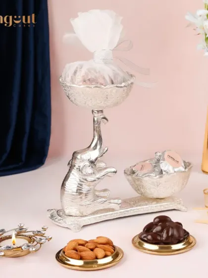 Go grand with the Gajraj Big Hamper. This royal, elephant-themed stand holds delicious chocolates and nuts, serving as a statement piece for your festive decor and a generous gift for your loved ones.