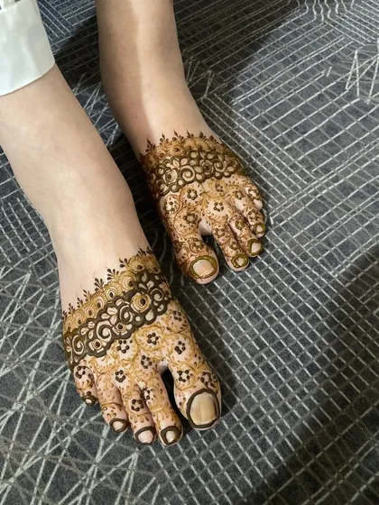 Another shot of this popular and classic foot mehendi style.
