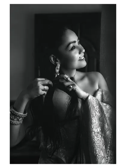 A black and white artistic portrait that showcases a different side of bridal photography. For brides who want something more than just traditional shots, I offer fine art portraiture.