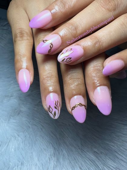 Another look at this perfect lilac and gold manicure.