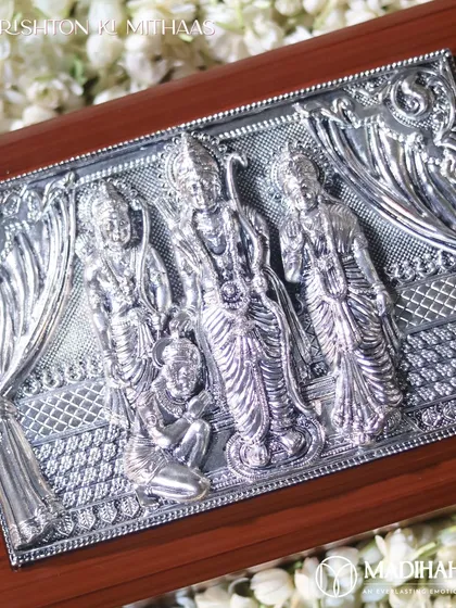 "Rishton ki Mithaas." A closer view of the intricate silver work on the Ram Parivar plaque. This gourmet box is a heartfelt tribute to eternal values, perfect for strengthening bonds.