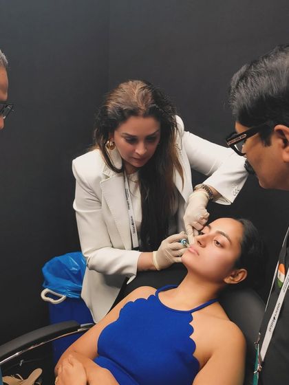 Demonstrating an injectable procedure during a training session. My focus is always on understanding facial anatomy to deliver treatments that enhance, rather than alter, a person's natural features. This is key for effective and subtle rejuvenation.