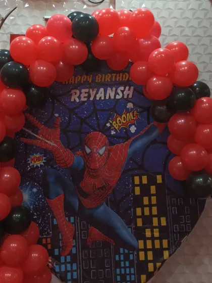 The Spiderman backdrop framed perfectly by the balloon arch.