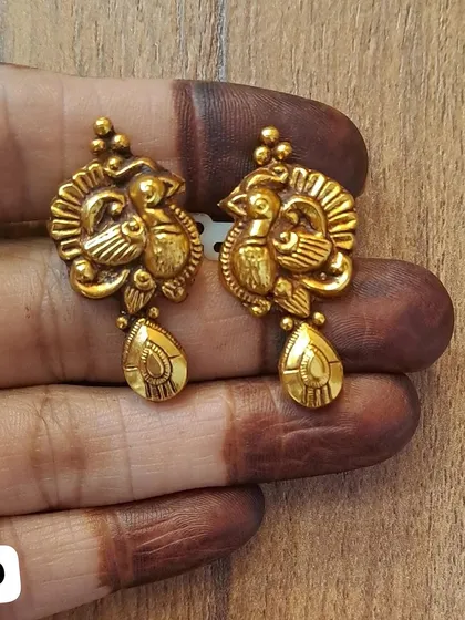 These peacock-themed earrings are crafted from 92.5 sterling silver with an antique gold plating. The teardrop-shaped drop completes the elegant design.