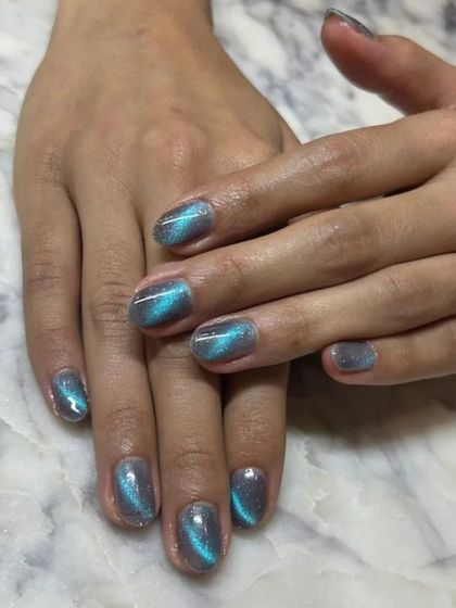 A final look at the gorgeous teal cat-eye set, showing its consistency and high-shine finish.