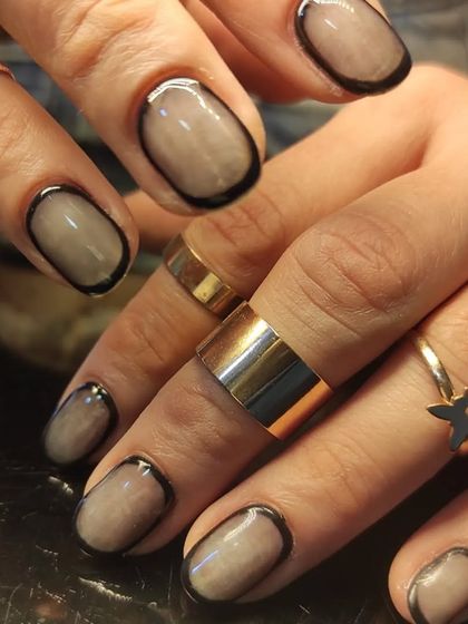 A close-up of the chic and minimalist outline nail art.