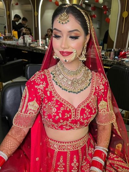 Our stunning bride Rytham wearing a statement polki and green bead necklace set, complete with a matching mathapatti and chooda.