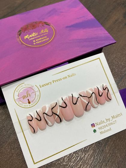 Another take on the swirl trend, this press-on set uses a nude base with black abstract lines for a sophisticated and artistic feel.