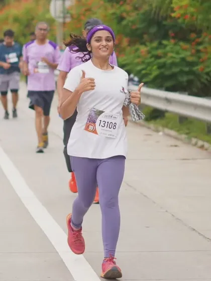 A thumbs up and a confident smile. This team member is in her element during the Bengaluru 10K.