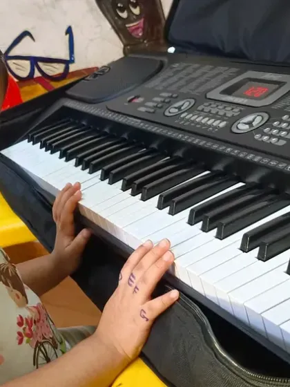 A smile like this is our biggest reward. For the first class, I often write the notes right on their hands, a simple trick that makes learning piano feel like a game and creates a memory they will never forget.