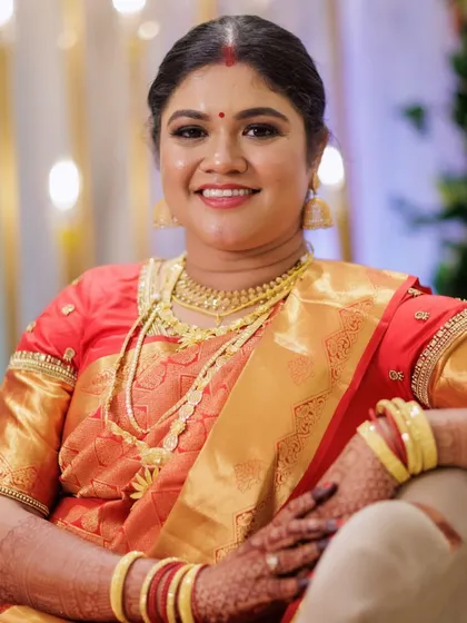 A seated portrait of the South Indian reception bride. Her smile shows her confidence, with makeup that enhances her natural beauty without feeling heavy.