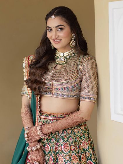 A beautiful portrait from the carnival event. The makeup is soft and pretty, letting the colorful outfit shine.