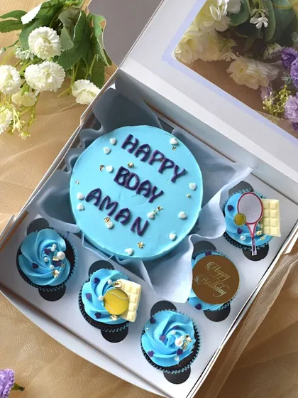 I also offer bento cake hampers, like this one made for a tennis lover. The set includes a small, personalized bento cake and matching cupcakes decorated with a tennis racket and ball, perfect for a smaller, more intimate celebration.