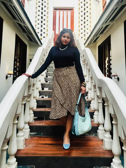 Here’s how to mix timeless elegance with a touch of modern trend. A classic black turtleneck paired with a flowing leopard print skirt creates a sophisticated look that’s perfect for a stylish Sunday outing or a dinner date.