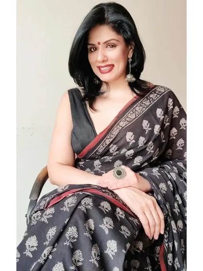 A relaxed and happy moment in my favourite combination. This look is perfect for anything from a day at work to a casual lunch, proving that style and comfort can go hand in hand.