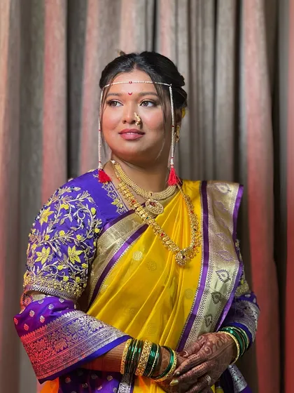 Embodying tradition with a modern touch. This bride's look features a classic 'mundavalya' and 'nath', paired with a soft glam makeup style for a contemporary feel.