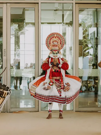 A traditional Kathakali performer greets guests, providing an authentic and dramatic welcome to a wedding in Kochi. We believe in incorporating local art and culture to create a rich, immersive experience.