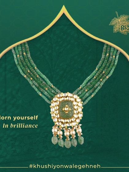 Adorn yourself in brilliance with this layered emerald bead necklace. The stunning centerpiece features a large, carved emerald surrounded by Polki diamonds and pearls, creating a look of pure opulence.