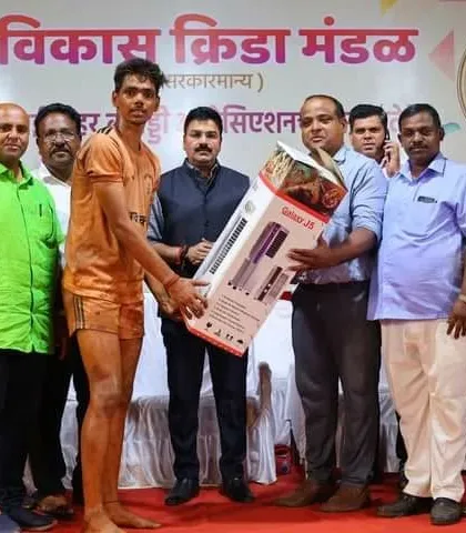 A player receiving an individual prize at the sub-junior tournament.
