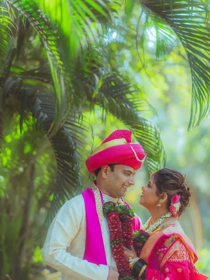 Surrounded by nature, Pratiksha and Nitesh share a look. I use outdoor settings to create a beautiful, natural backdrop for couple portraits.