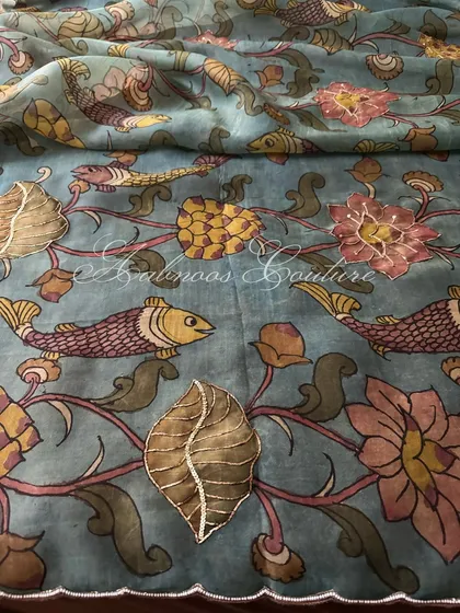 A close-up of our pure organza Srikalahasti Kalamkari dupatta. This view highlights the hand-painted fish and lotus motifs, with fine highlights that add a subtle shimmer.