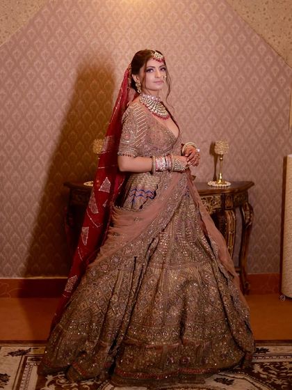 Alluring eyes, dazzling lips, and a spellbinding essence. This look is all about modern bridal beauty for a reception or cocktail event.