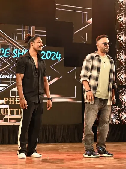 On stage with the full panel of celebrity guests. I am skilled at moderating discussions and interactions between multiple high-profile individuals, ensuring a balanced and engaging segment.