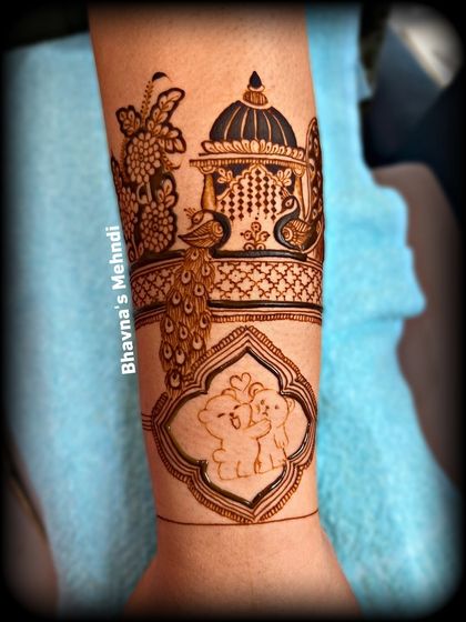 The initial outline of the engagement design, showing how we plan the composition on the hand.