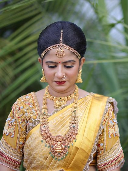 This portrait of Rashmi highlights the flawless makeup application and the beautiful detailing of her temple jewellery and embroidered blouse.