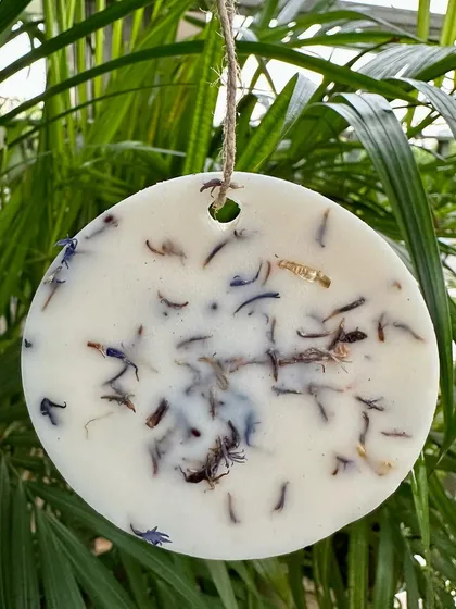A lavender-scented wax sachet with dried lavender, ideal for freshening up cupboards, drawers, and bags.