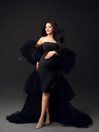 Learn to create glamorous, high-fashion maternity portraits like this one from a recent workshop. I'll guide you through using dramatic studio lighting and posing techniques to make your clients look and feel incredible.