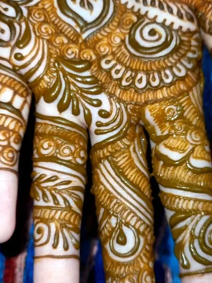 A detailed close-up of the finger work on a guest's hand. Even in simpler designs, I pay close attention to creating clean lines and beautiful details.