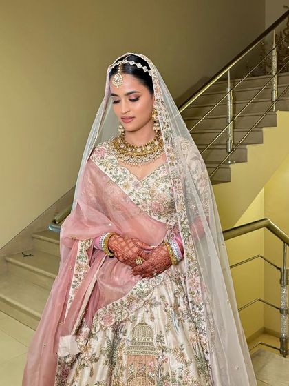 Saloni looking absolutely stunning in her pastel and pink lehenga. The makeup is soft glam, with a focus on glowing skin and defined eyes.