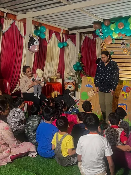 A closer look at a jungle-themed party in full swing. The kids were so smart, they tried to guess if I was also playing the role of the hunter. Their interactions make every show unique and fun.