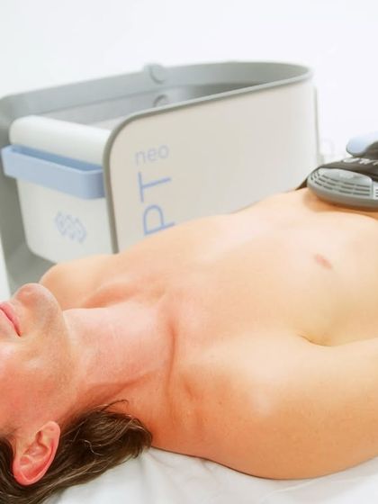 A client relaxes while Emsculpt NEO works on his abdomen. The 30-minute session is comfortable and requires no effort from the client, yet it delivers a workout equivalent to 20,000 crunches.