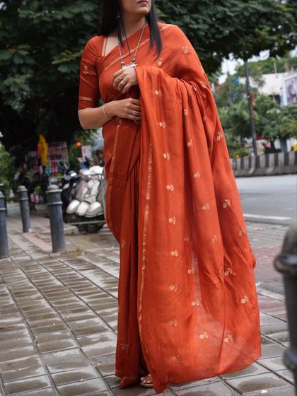 The full outdoor look of the rust orange jute linen saree. It's a super budget-friendly saree that drapes beautifully.