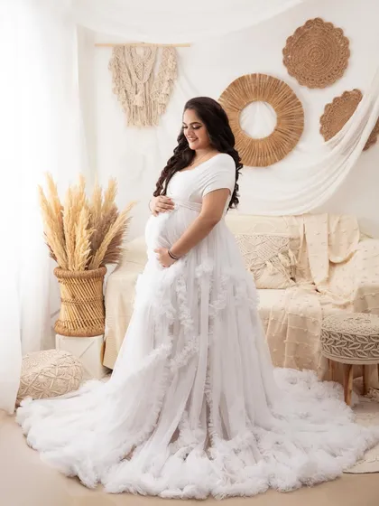 For those who love a soft, romantic aesthetic, my boho-inspired setup is perfect. With natural textures, pampas grass, and this stunning ruffled white gown from my client wardrobe, we create light, airy, and ethereal portraits.