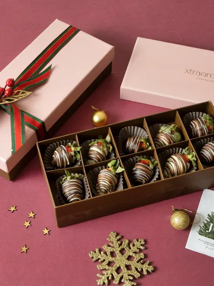 Make this Christmas merrier with a box of our chocolate-dipped strawberries. They are beautifully packaged and make for a simple, elegant, and delicious gift.