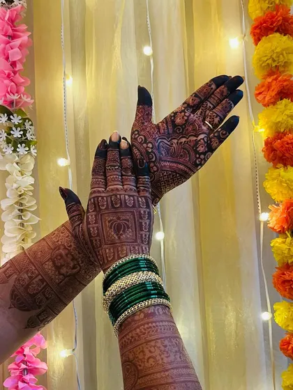 Another view of this festive shot, highlighting the dark, even stain on the hands.