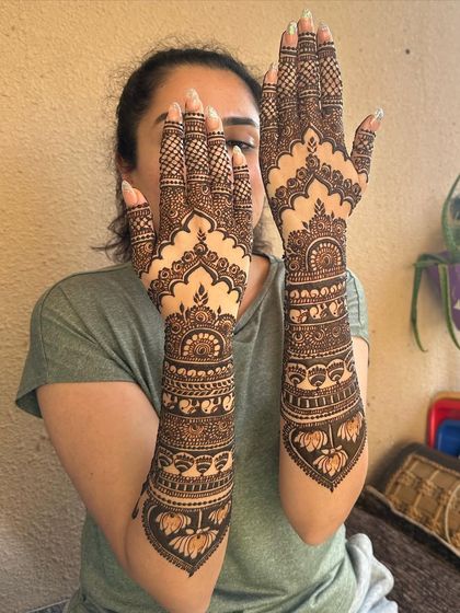 A duplicate of 285, providing a clear view of this artistic and modern design.