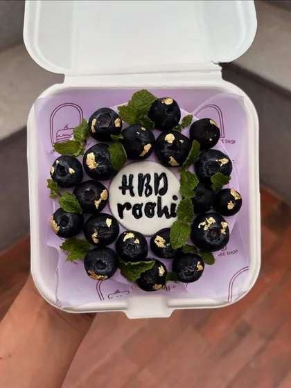 My bento cakes are perfect for smaller, more intimate celebrations. This one features fresh blueberries and delicate mint leaves, with touches of edible gold leaf for a simple yet luxurious finish.