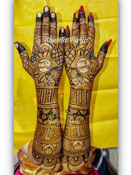 The front view of the "Daddy's Pride" design, showing how these personal phrases are made the centerpiece of the bridal mehendi.