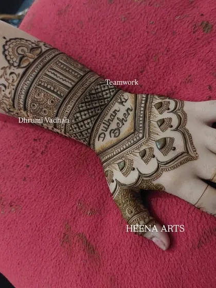 A sweet and simple design for the 'Dulhan ki Behen' (bride's sister), showing that even smaller designs can be personalized.