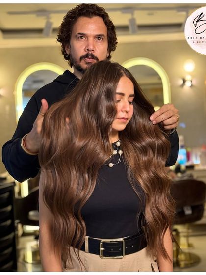 A closer look at this gorgeous brown balayage, showcasing the soft waves and healthy shine that make the color pop.