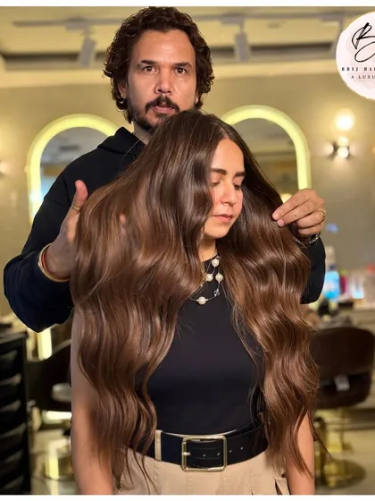A closer look at this gorgeous brown balayage, showcasing the soft waves and healthy shine that make the color pop.