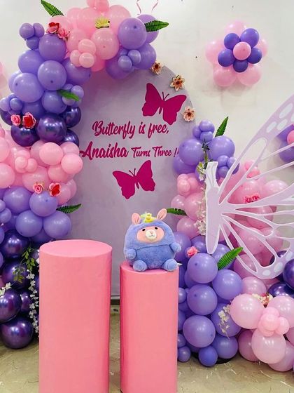 A detail shot of the purple butterfly theme, showing the intricate balloon work and small floral accents.