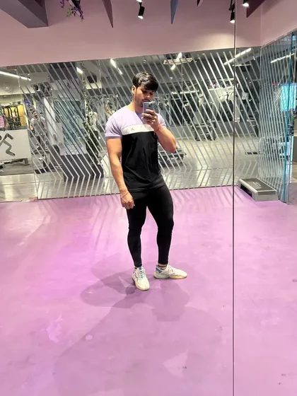 A full-length mirror selfie in the gym.
