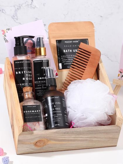 A closer look at the bath and body themed Mother's Day hamper. It contains everything needed for a luxurious bath, including Rosemary Bath Crystals, a nourishing Bath Ubtan, and a gentle loofah.