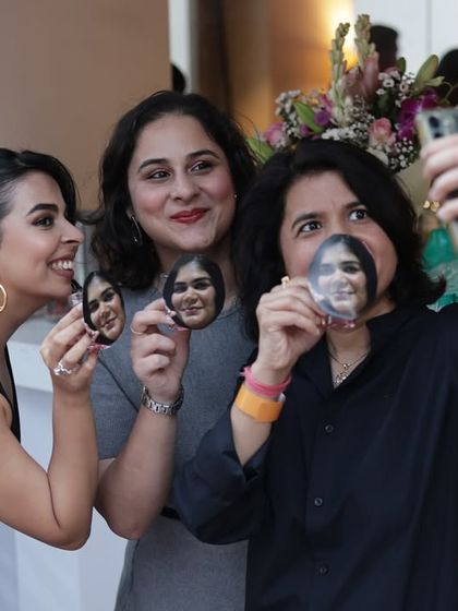 A selfie moment with the custom face stirrers, a detail that got everyone laughing.