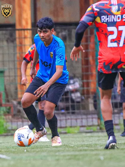 Close control in a tight space. Our players possess the technical skills to navigate difficult situations on the field.